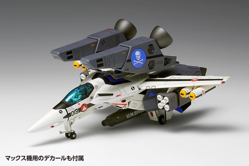 Macross VF-1S/A Super Valkyrie Fighter Multiplex Wave MC067 1/100 Model Kit.